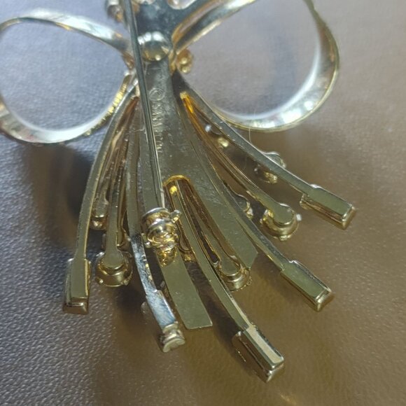 Vintage Sarah Coventry Gold Tone Bow Pin Brooch Clear Rhinestones Stamped - Picture 3 of 8